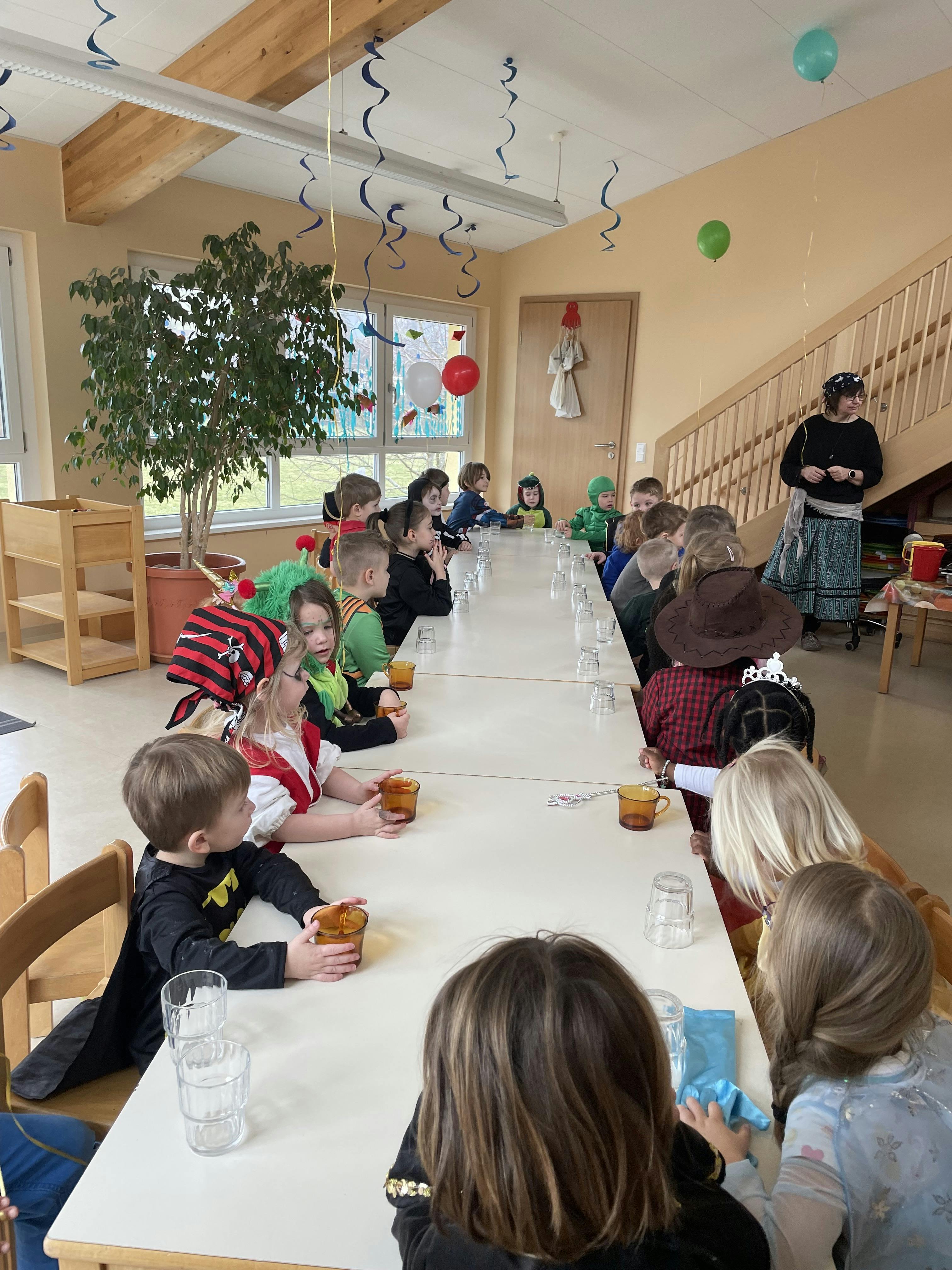 Kinder beim Faschingfrühstück im Kindergarten